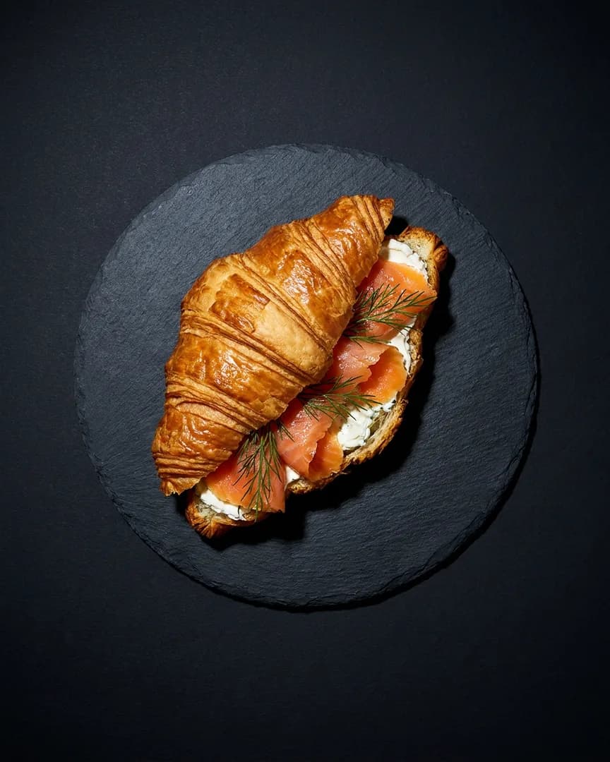 Croissant con salmón