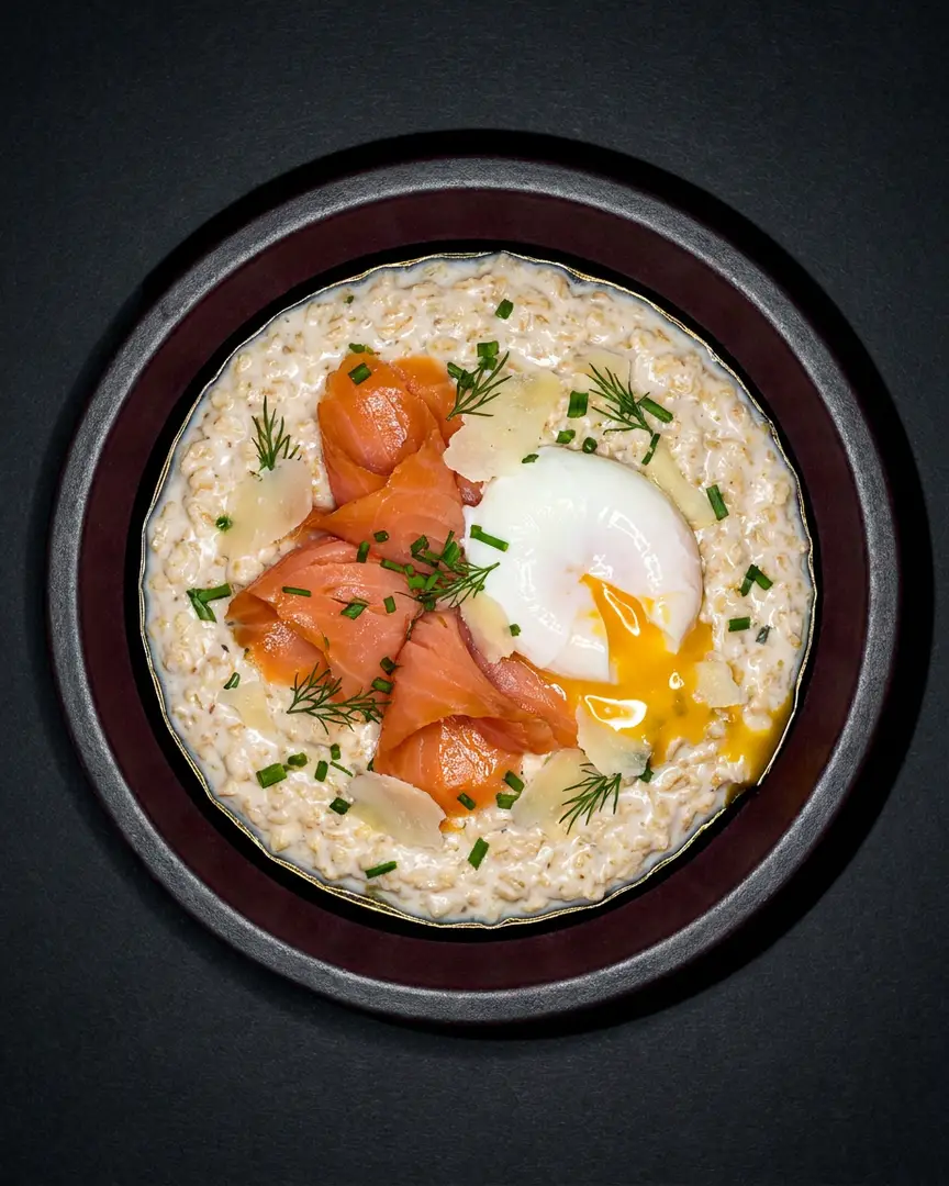Porridge con salmón, huevo pochado y parmesano