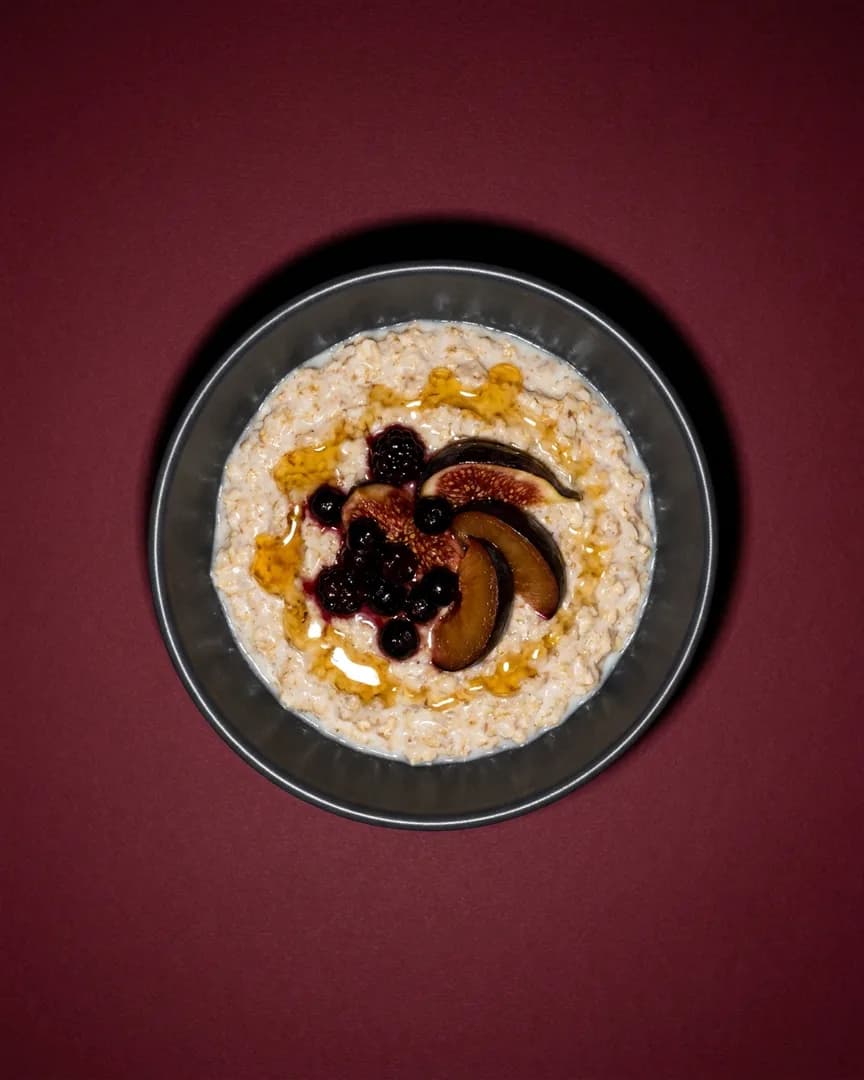 Porridge con bayas y frutas